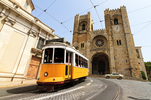 Tranvía frente a la catedral de Lisboa