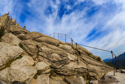 Camino en el monte Bukhansan