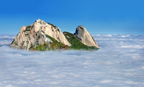Monte Bukhansan con niebla
