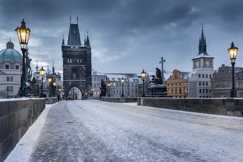Puente de Carlos de Praga en invierno
