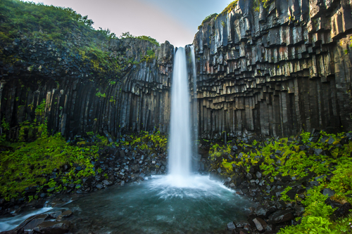 Cascada Svartifoss en Islandia
