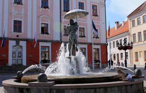 Fuente en la Plaza Roja de Tartu