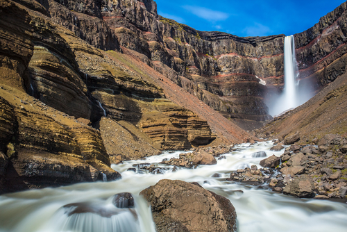 Cascada Hengifoss en Islandia