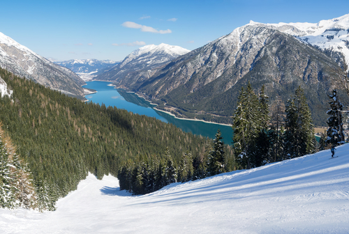 LAgo Achensee en los Alpes