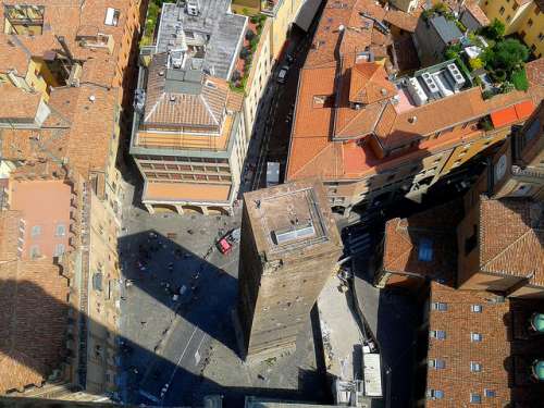 Vista de la torre Garisenda desde la torre Asinelli