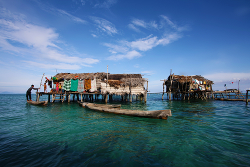 Pueblo flotante en Indonesia