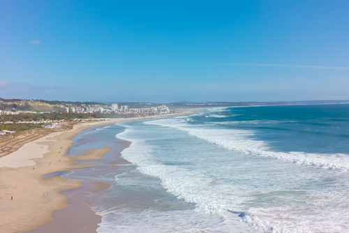 La Costa de Caparica en Portugal, la zona de playa más grande de Europa