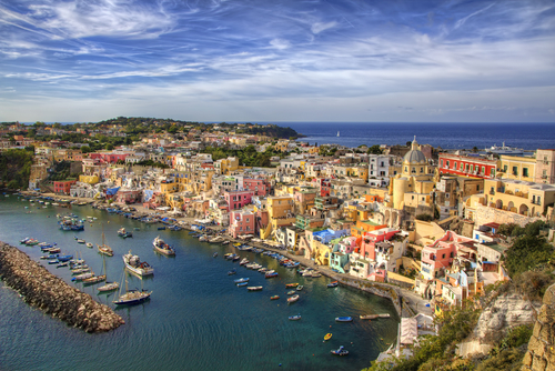 La hermosa isla Procida en la bahía de Nápoles