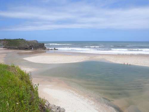 Playa de San Antolín en Naves Asturias