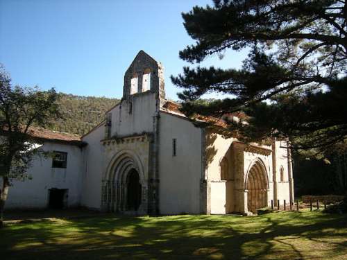 Iglesia de San Antolín de Bedón en Naves