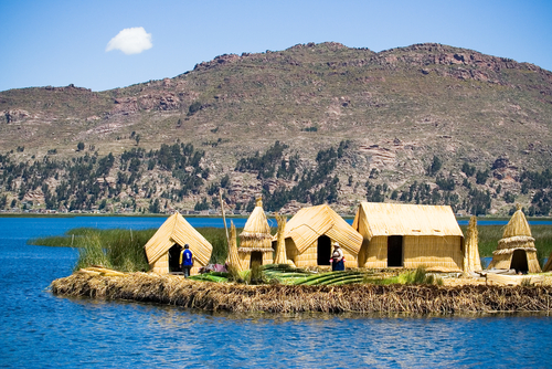 Isla flotante en el lago Titicaca