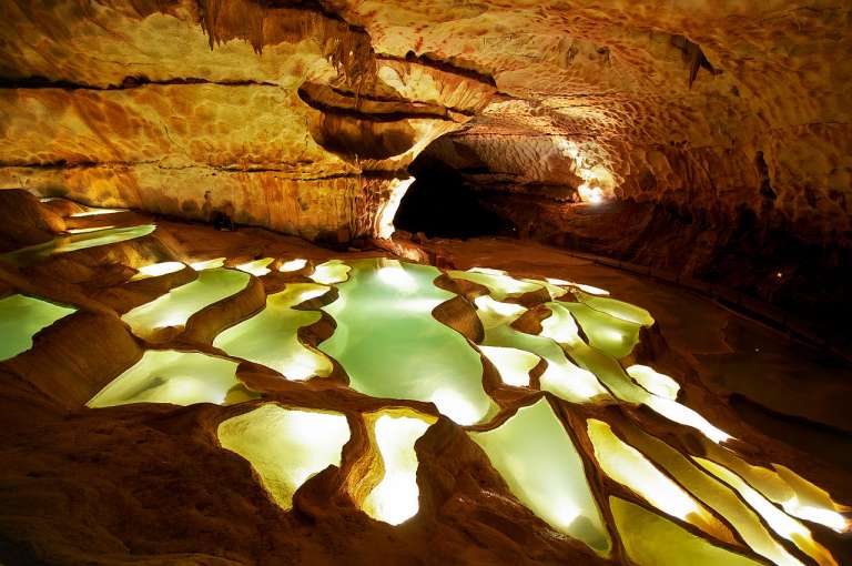 La Grotte de Saint-Marcel, una espectacular cueva en Francia