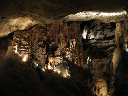 La catedral en la Grotte de Saint-Marcel