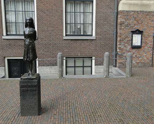 Estatua de Ana Frank en Ámsterdam