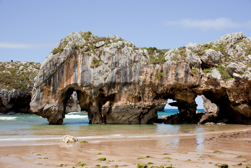 Playa Cuevas del Mar en Asturias