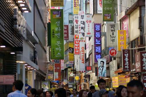 Myeong-dong Street en Seúl