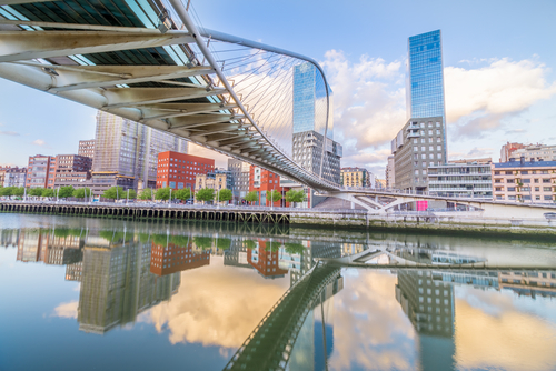 Puente de Zubizuri en Bilbao