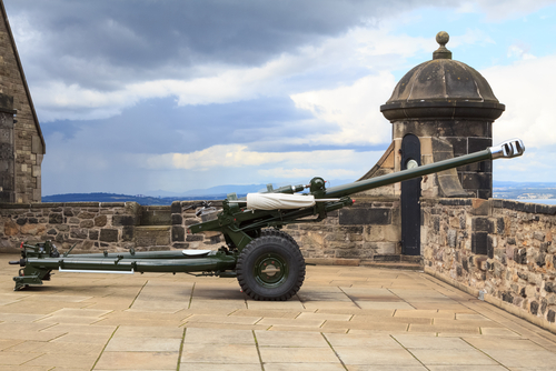 Cañón de la una en punto castillo de Edimburgo