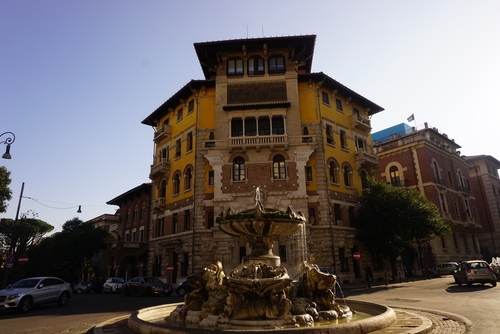 Fontana de las Ranas en el barrio Coppedé