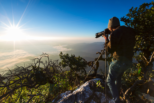 Hombre haciendo foto con tripode