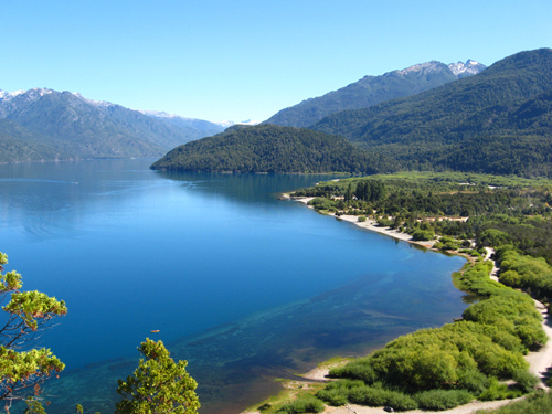 Lago Puelo en la alta montaña argentina