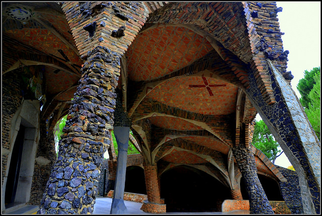 Exterior de la cripta de Gaudí