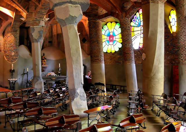 Interior de la Cripta de Gaudí