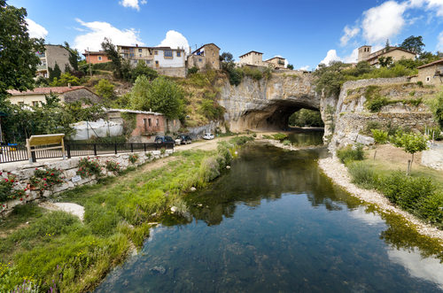 Arco de piedra en Puentedey en España