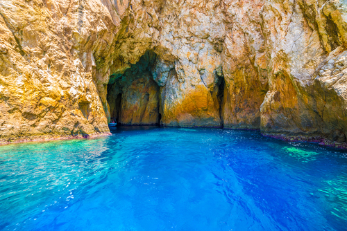Las espectaculares cuevas azules de la isla de Paxos en Grecia