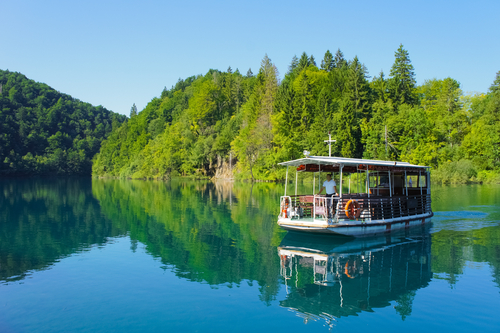 Barco turístico en el Parque Nscional de Plitvice