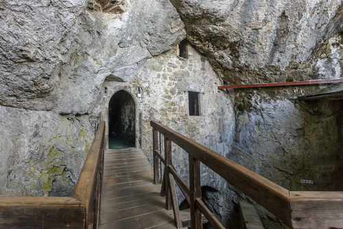 Interior del castillo de Predjama