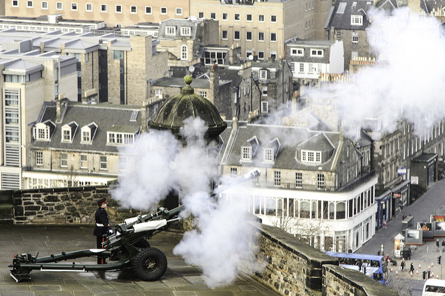 Cuidado con el cañón One O'Clock Gun de Edimburgo