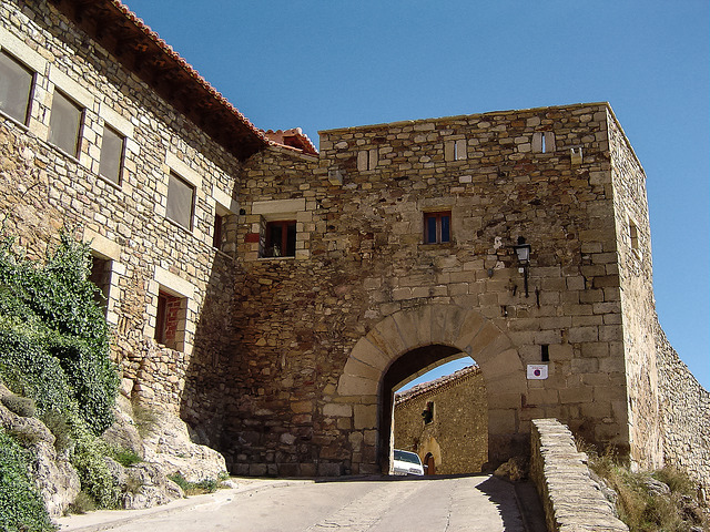 Portal de la muralla de Puertomingalvo