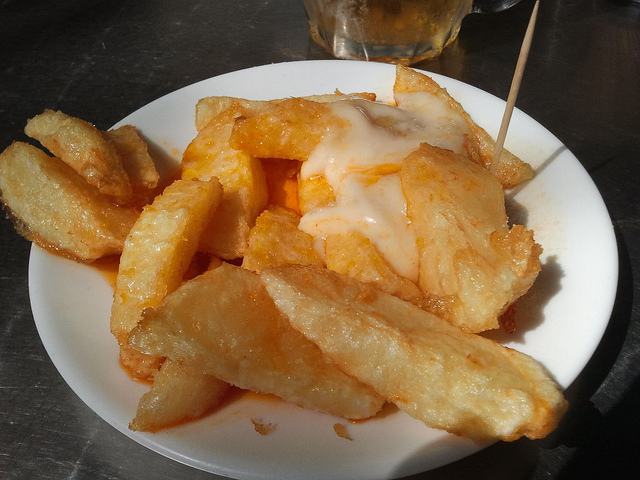 Patatas bravas del bar Tomás en Barcelona