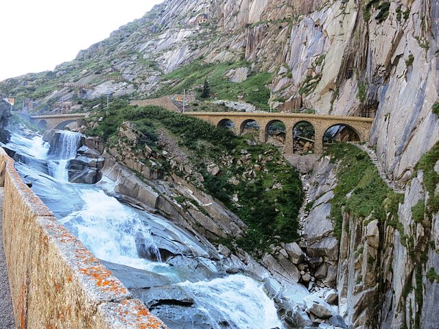 Garganta Schöllenen en los Alpes