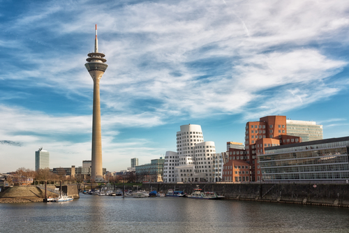 Vista de la Rheinturm en Dusseldorf