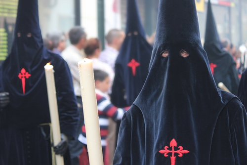 Nazarenos en la Semana Santa de Sevilla