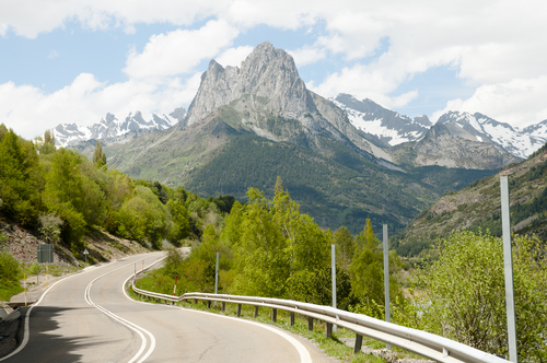 Carretera por los Pirineos para viajes en autocaravana
