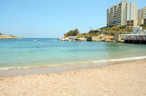 St. George's Bay, una de las playas de Malta más animadas