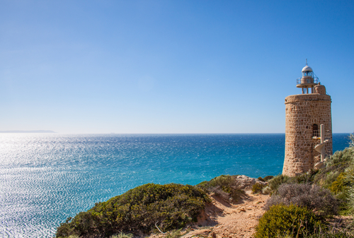 Faro de Camarinal en la playa de Bolonia