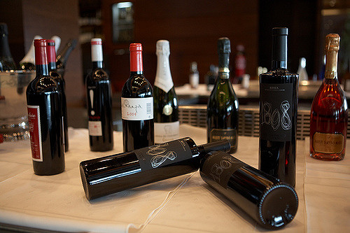 Etiquetas de vino en botellas