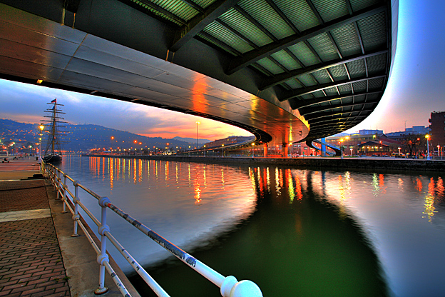 Puente Euskalduna en Bilbao