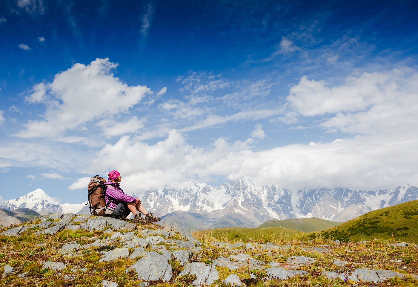 Hombre mirando el paisaje