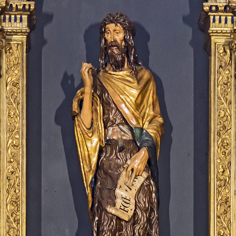 San Juan Evangelista hecho en madera.