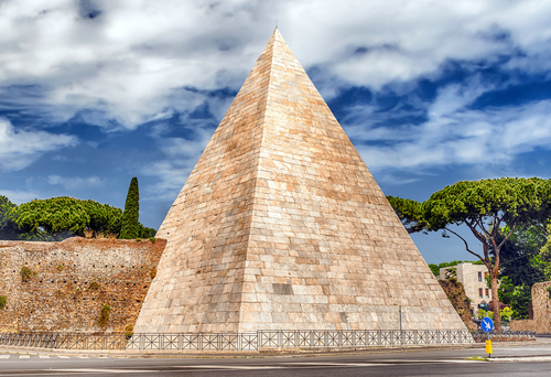 Pirámide Cestia, uno de los rincones secretos de Roma