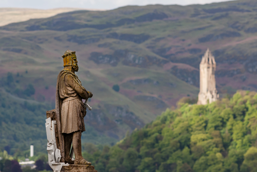 Estatua de Robert The Bruce frente almonumento a William Wallace
