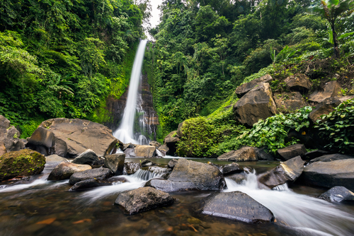 Cascada Git Git en la isla de Bali