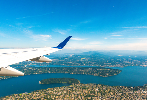 Avión sobre una ciudad