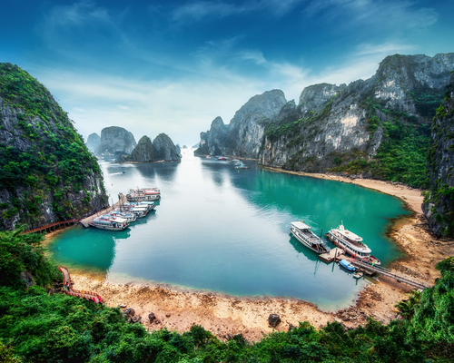 Bahía de Ha long en Vietnam, lugar para unas vacacionesbaratas