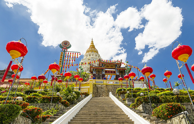 Templo adornado según las costumbres de Malasia